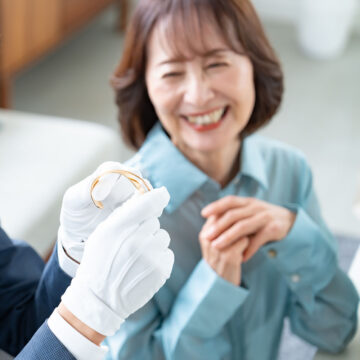 貴金属の査定をしてもらっている笑顔の女性