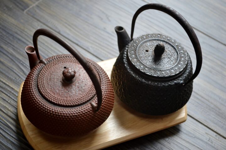 茶色の鉄瓶と黒の鉄瓶