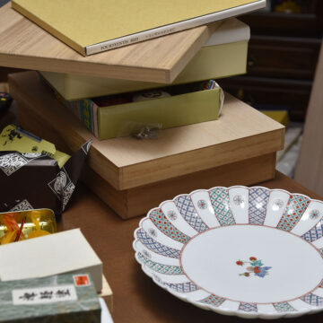 身の回りの品や器をまとめて整理している様子